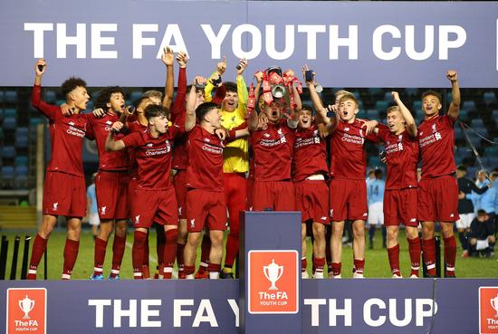 伊涅斯塔：佩德里不必成为我，希望他未来达到更高水平（伊涅斯塔：佩德里无需做我的翻版，期待他未来更上一层楼）